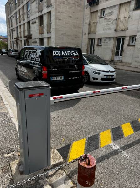Remplacement d'une barrière automatique par une barrière automatique de marque ROGER TECHNOLOGIE sur une résidence à AUBAGNE 13400